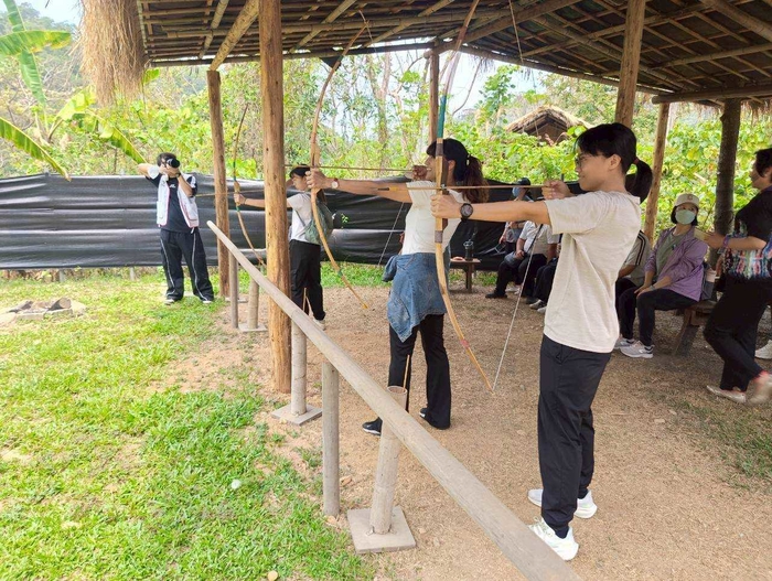 射箭體驗-射箭是臺灣原住民族傳統最重要的文化技藝，對於各族群的獵人來說，射箭技巧高超不僅是獵捕動物的維生技能，也是防禦敵人、捍衛部落的重要戰技。