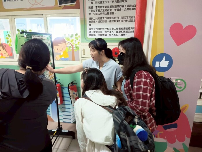 老師指導學弟妹們未來海報呈現方向及內容