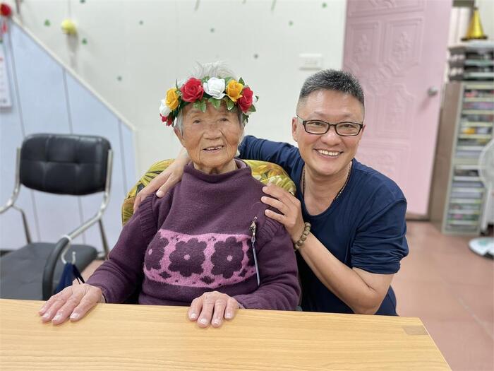 天團「5566」星嬤，93歲楊玉霞開心參與社工、學生陪伴活動。（圖／美和科大提供）