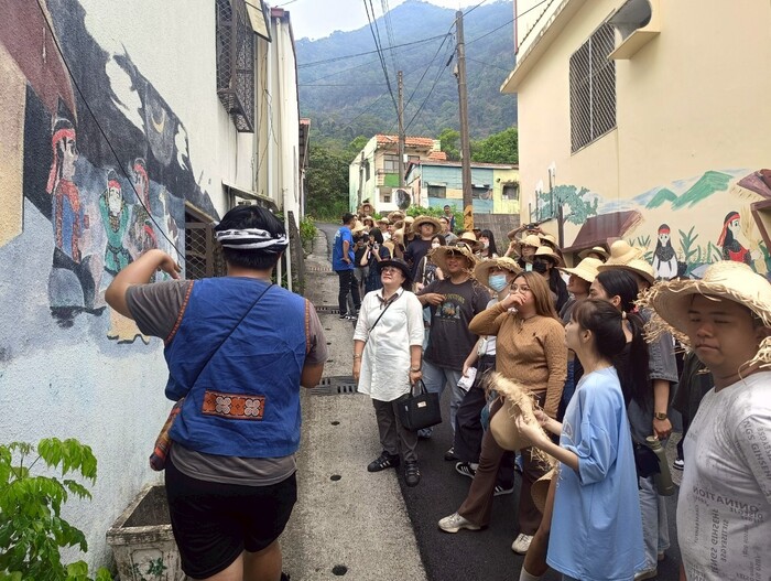 在地部落青年跟我們講解著屬於安坡部落的文化脈絡