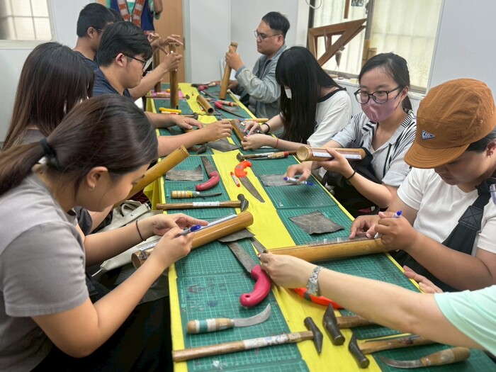 認真的製作童玩